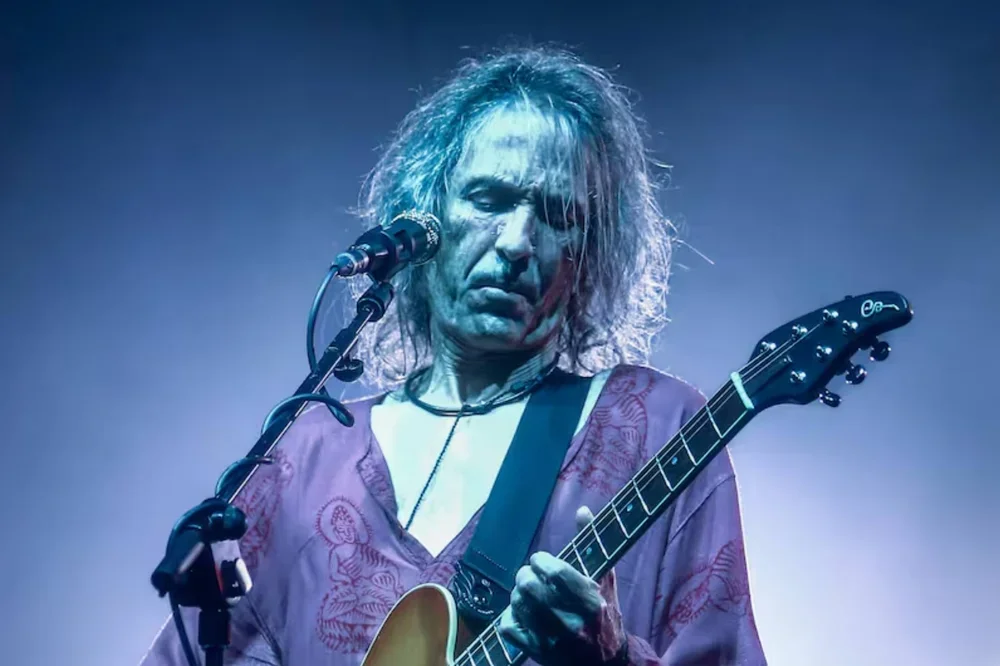 Músico, cantante y fundador de Extremoduro, icono del rock español.