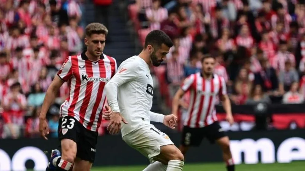 Los jugadores del Valencia hacen piña antes del pitido inicial en San Mamés